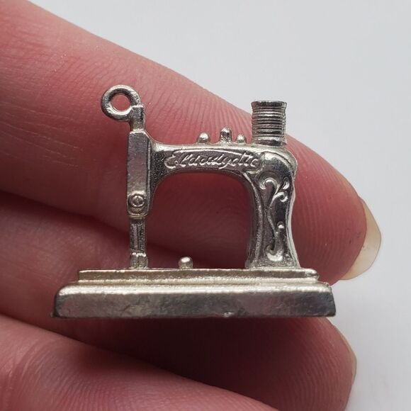 Sewing machine charm necklace pendant cottagecore grandma core - Picture 1 of 1